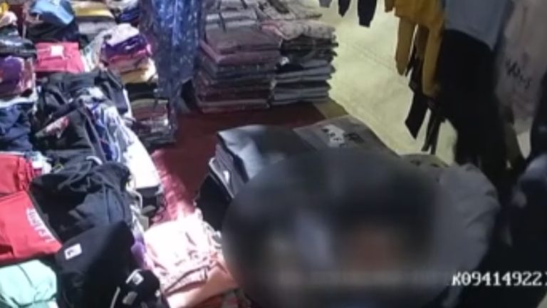 Nevşehir’de önce üzerlerinde denediler, sonra kıyafetleri çalıp kaçtılar