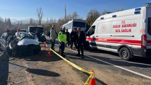 Nevşehir’de yolcu midibüsü ile otomobil çarpıştı