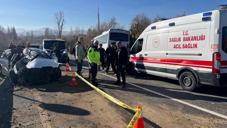 Nevşehir’de yolcu midibüsü ile otomobil çarpıştı