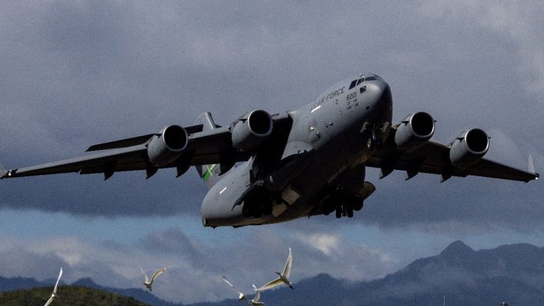 NYT: ABD Karayipler’e en az 16 uçak dolusu birlik taşıdı