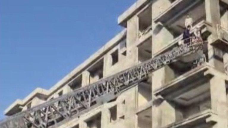 Osmaniye’de işçiler elektrik kesintisi nedeniyle iskelede mahsur kaldı