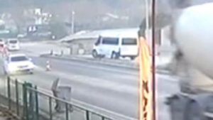 Osmaniye’de motosiklet ve sürücüsü minibüsün altında kaldı