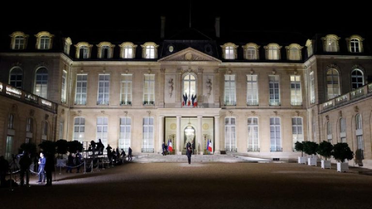 Paris’te bu kez Elysee Sarayı soyuldu: Gümüşçübaşı binlerce euroluk takımlarla yakalandı