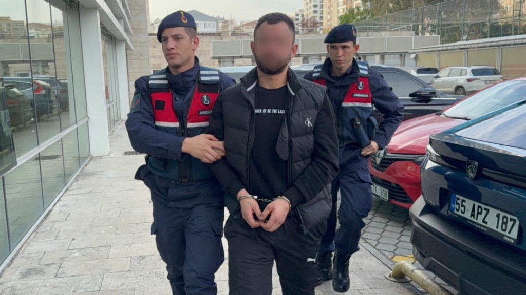 Samsun’da ailesini makasla tehdit etti: Tutuklandı