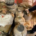 Şanlıurfa’da bir bakkalda yapılan denetimlerde bozulmuş ve tarihi geçmiş ürünler bulundu