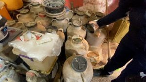 Şanlıurfa’da bir bakkalda yapılan denetimlerde bozulmuş ve tarihi geçmiş ürünler bulundu