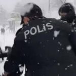 Siirt’te karda mahsur kalan öğrencilere polis yetişti