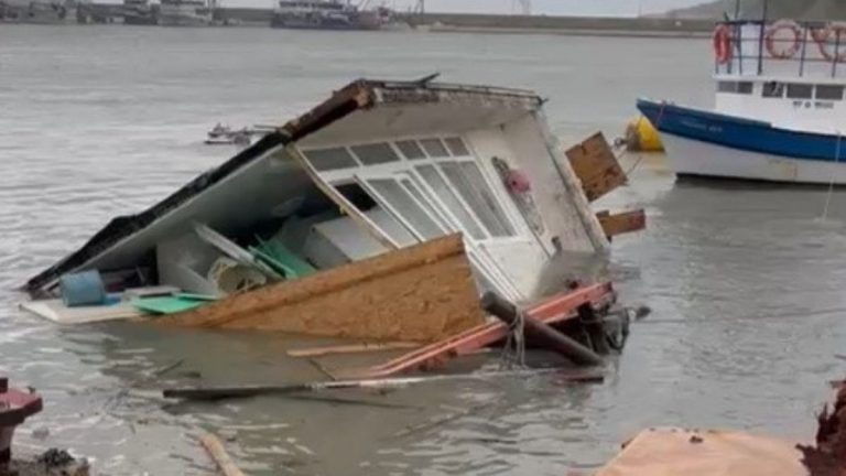Sinop’ta fırtına alarmı: Dev dalgalar balıkçı barınağını yıktı
