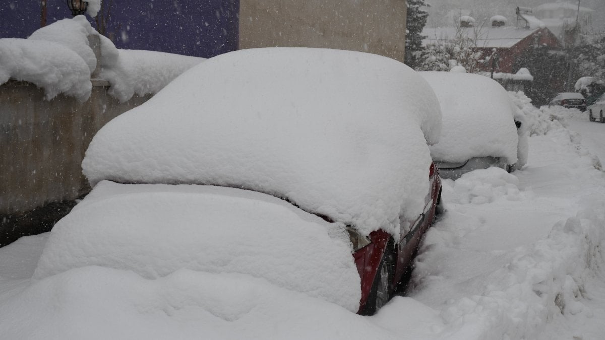 Şırnak’ta araçlar kar altında kayboldu