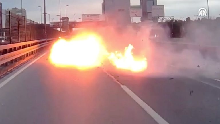 Şişli’de otomobilin bariyerlere çarpıp, motorunun alev alması kameraya yansıdı