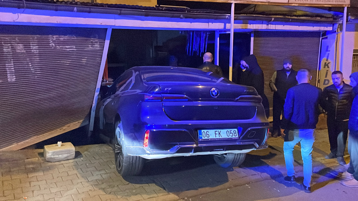 Sivas’ta fren yerine gaza basan kadın sürücü markete girdi