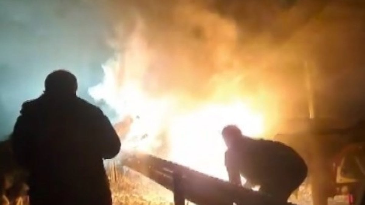 Sivas’ta yangın söndürmek için kar taşıdılar