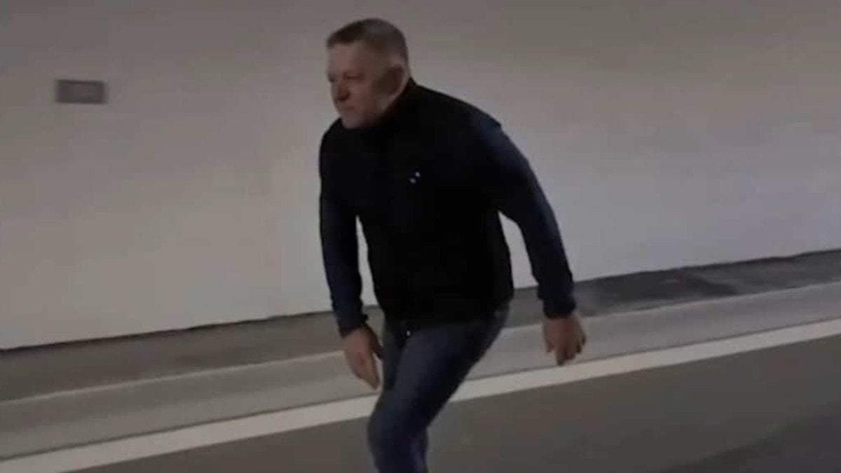 Slovakya Başbakanı Fico, ülkenin en uzun tünelinde paten kaydı