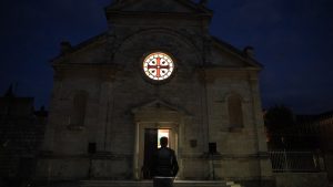 Suriye’de devrimler beraber 14 yıl aranın ardından Noel ışıklandırması yapıldı