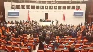 TBMM’de yumruklu kavga: Bütçe görüşmeleri sonrası tansiyon yükseldi