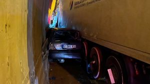 TEM Otoyolu Kocaeli geçişinde tünelde kaza: Otomobil tır ile duvar arasında sıkıştı