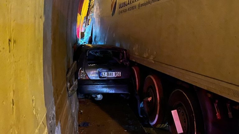 TEM Otoyolu Kocaeli geçişinde tünelde kaza: Otomobil tır ile duvar arasında sıkıştı