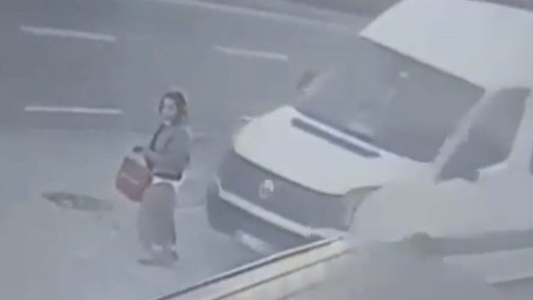 Trabzon’da dolmuş bekleyen kadın minibüsün altında kaldı