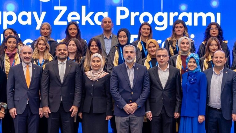 Turkcell’in ‘Geleceği Yazan Kadınlar Yapay Zekâ Projesi’ mezunlarını verdi