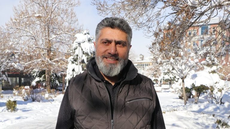 Van’da 20 yıldır sokaklardaki güvercinleri besliyor