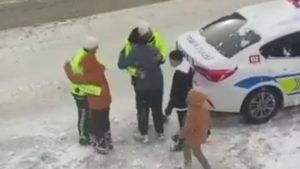 Van’da kar altında yürekleri ısıtan anlar: Kartopu oynadıkları polisleri sarılarak uğurladılar