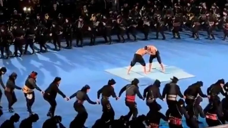 Yunanistan bunları da çaldı: Düzenlenen festivalde horon tepilip güreş yapıldı