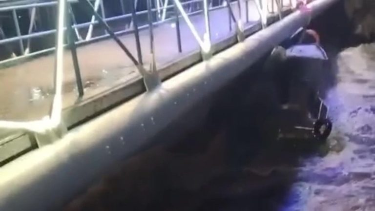 Zonguldak’ta dalgalarla savrulan balıkçı teknesinin kurtarılma anları ortaya çıktı