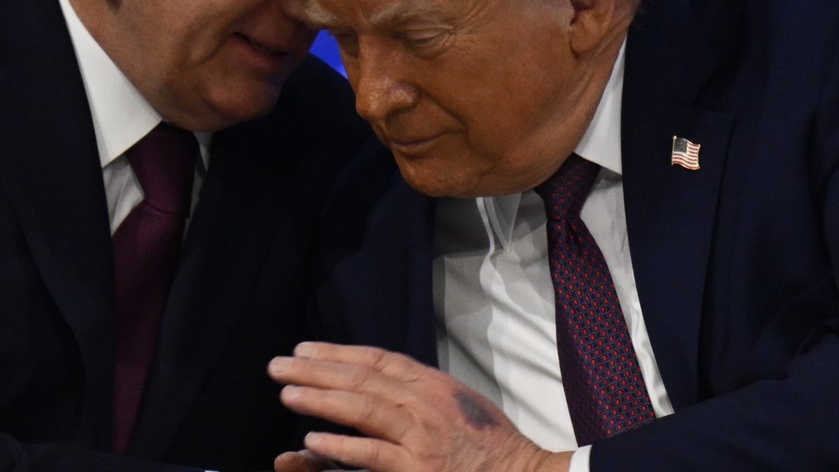 ABD Başkanı Trump’ın elinde görülen morluk dikkat çekti