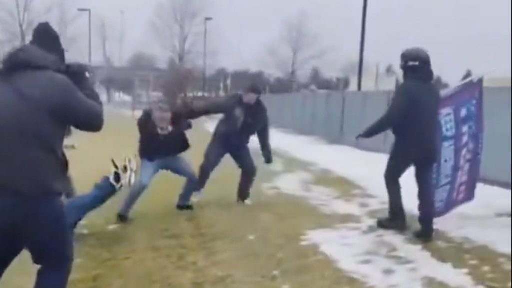 ABD’de bir ICE savunucusu, eylemci grubuyla tek başına kavga etti