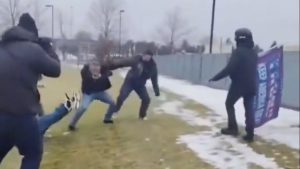 ABD’de bir ICE savunucusu, eylemci grubuyla tek başına kavga etti