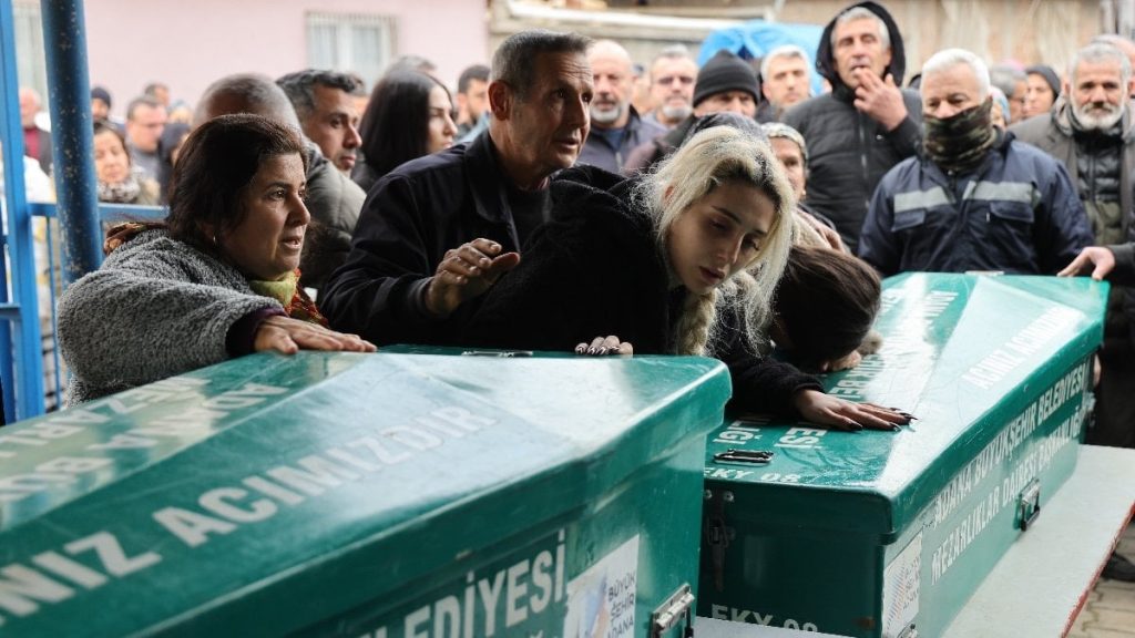 Adana’da babalarının öldürdüğü kardeşler toprağa verildi