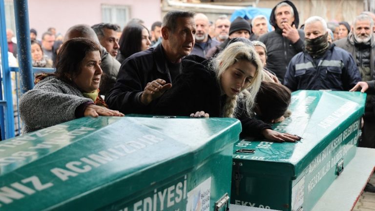 Adana’da babalarının öldürdüğü kardeşler toprağa verildi