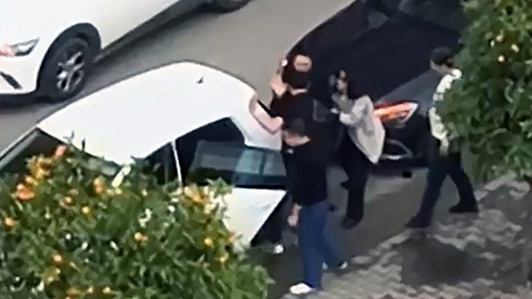 Adana’da boşanma aşamasındaki karısını aracına çarpıp darbeden şüpheli kamerada