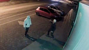 Adana’da düğün organizatörü kız kardeşlerin iş yerine kaldırım taşıyla saldırdılar