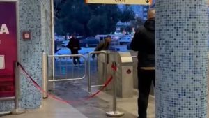 Adana’da metro istasyonunda taşlı saldırı: Güvenlik görevlileri ve vatandaşlar hedef alındı