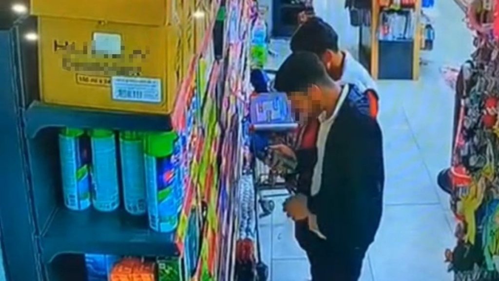 Adana’da parfümleri önce kokladılar sonra çaldılar