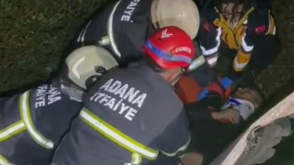 Adana’da şarampole yuvarlanan otomobildeki kişlere itfaiye yetişti