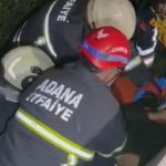 Adana’da şarampole yuvarlanan otomobildeki kişlere itfaiye yetişti