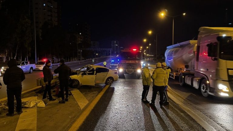 Adana’da tıra çarpan otomobilin sürücüsü hayatını kaybetti
