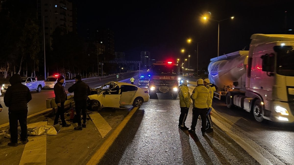 Adana’da tıra çarpan otomobilin sürücüsü hayatını kaybetti