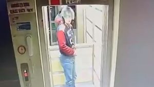 Adana’da yaşadığı apartmanın asansörüne idrarını yapıp kuşlarını çaldı: Güvercinlerimi geri getir