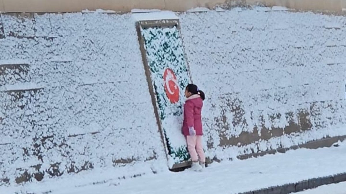 Aksaray’da 7 yaşındaki Zeynep’in duygulandıran Türk bayrağı hassasiyeti