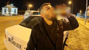 Aksaray’da alkollü yakalanan sürücü, ceza makbuzuyla içmeye devam etti