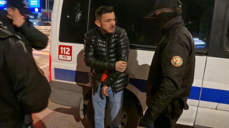 Aksaray’da arabanın içinde bıçaklandı: Kaçmasaydım beni öldürürdü