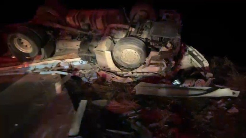 Aksaray’da yaşanan trafik kazasında devrilen tırın sürücüsü hayatını kaybetti