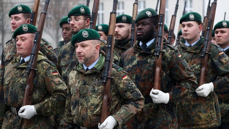 Almanya’da 700 bin gence askerlik için mektup göndermeye başlandı