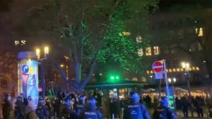 Almanya’da terör örgütü yandaşları polise saldırdı