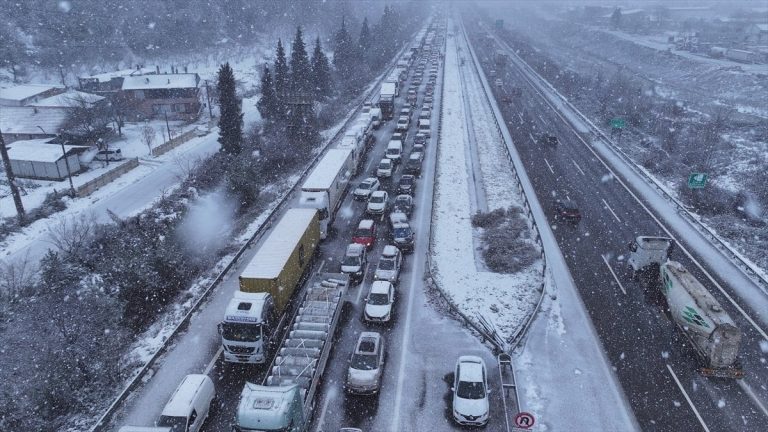 Anadolu Otoyolu Ankara yönü, tır kazası nedeniyle kilitlendi