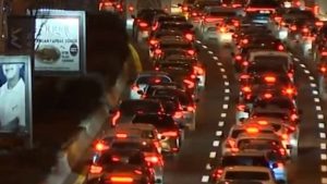 Ankara’da iş çıkış saatlerinde oluşan araç yoğunluğu trafiği kilitledi