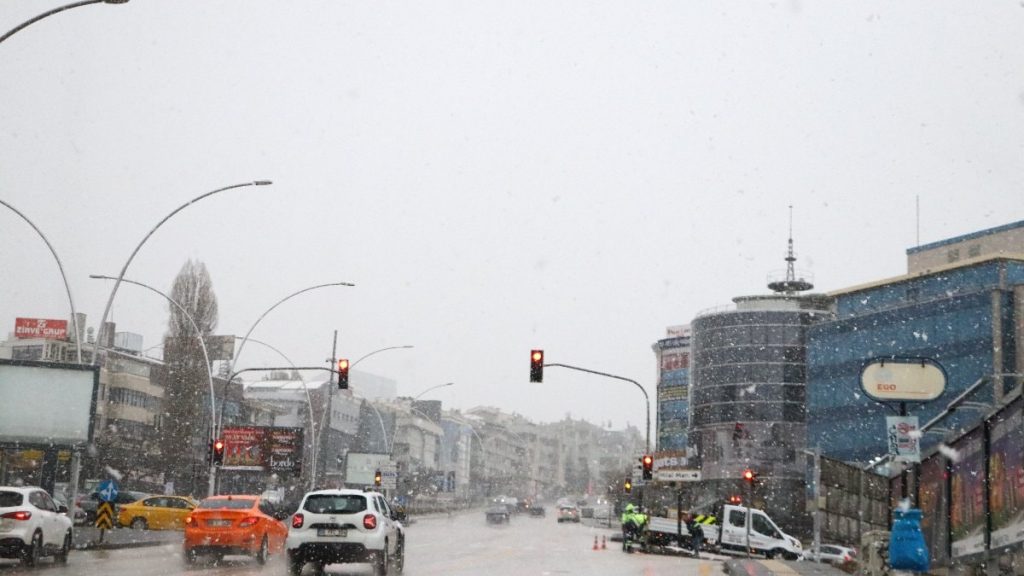 Ankara’da kar yağışı etkili oldu: 2 bin 621 personel sahada